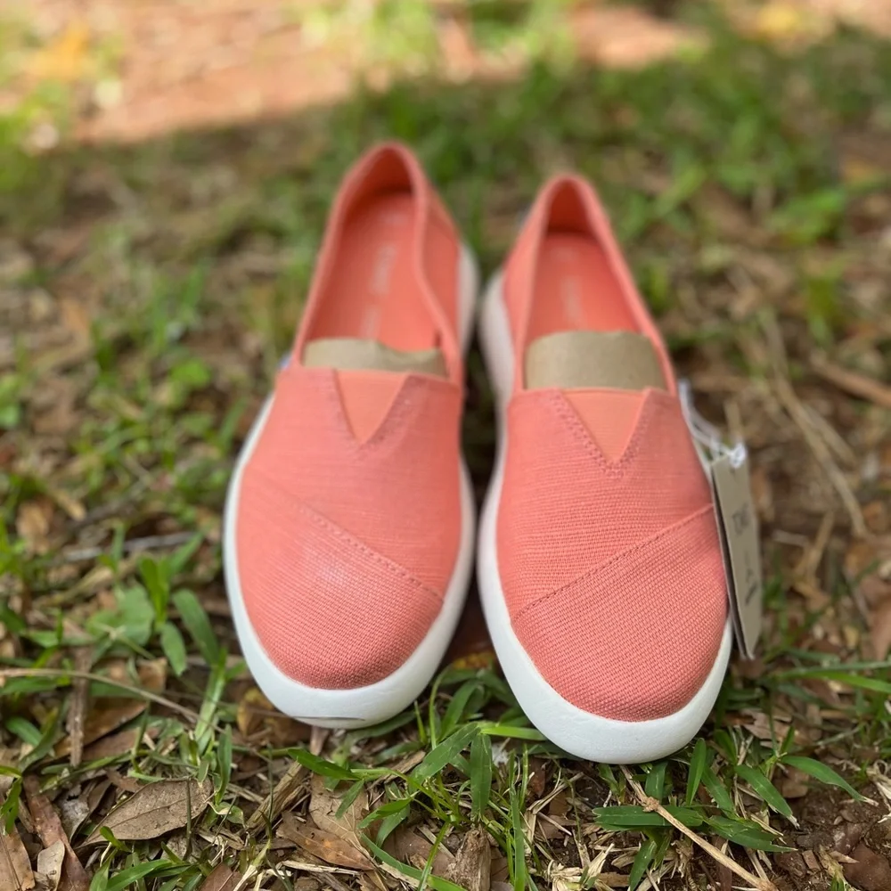 🆕TOMS Coral Slip-On Sneakers. 5.5
